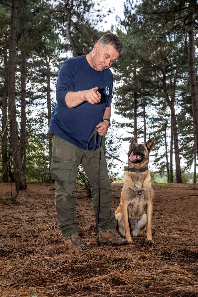 Marco van Hoof traint sinds 1990 honden voor de special forces en het leger. Op deze foto is niet de hond te zien die IS-leider Abu Bakr al-Baghdadiin het nauw dreef.