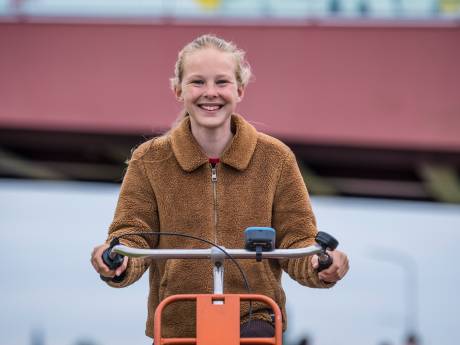 Maartje (13) meet fietsend de luchtkwaliteit van Hattem: ‘We ademen die lucht iedere dag in’
