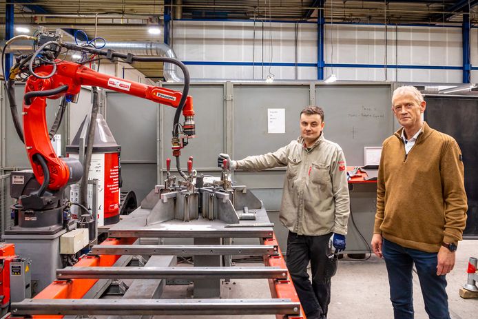 Hieselaar Metal Solutions uit Schoonhoven leidt eigen medewerkers op tot programmeur van lasrobots, zoals de 35-jarige Irek. Rechts directeur Koos Schep van Hieselaar.