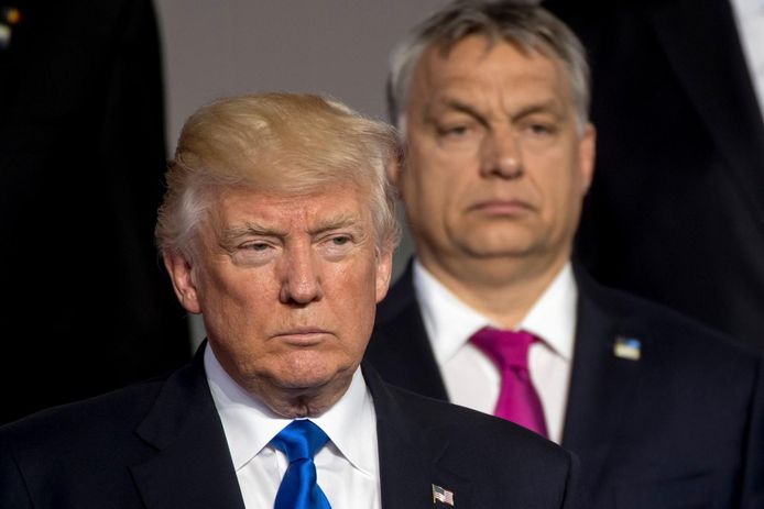 Donald Trump met op de achtergrond Viktor Orban.
