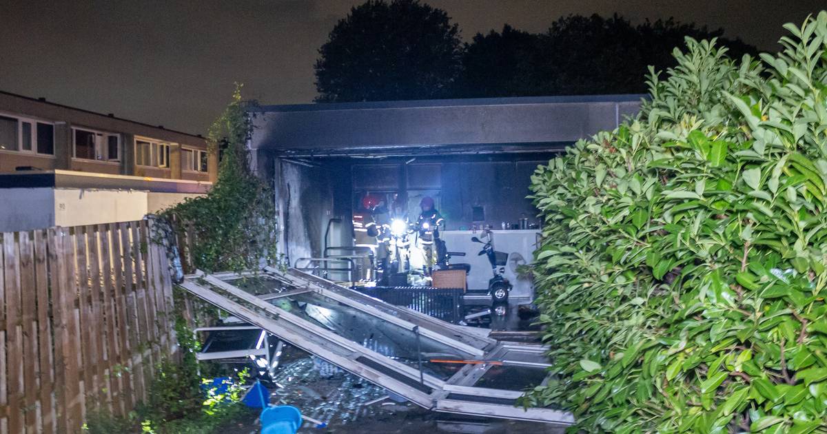 Bewoner gewond na explosie in woning Amsterdam-Zuidoost: voor- en ...