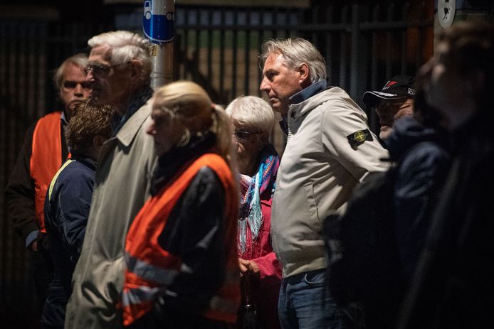 ENSCHEDE - Leden van Pegida Nederland hebben zich verzameld voor de moskee aan de Tweede Emmastraat om te protesteren tegen de islam.