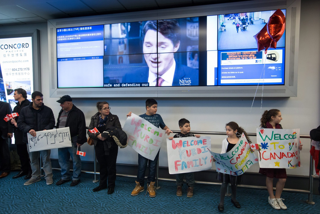 Mensen verwelkomen de familie Kurdi op het vliegveld van Vancouver. Beeld ap