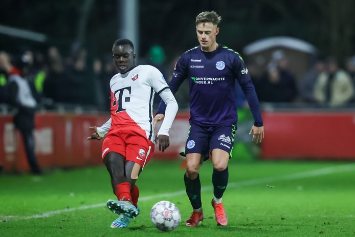 Doelpuntenmaker Aurelio Oehlers van Jong FC Utrecht (links) in duel met De Graafschap-verdediger Robin Schouten.