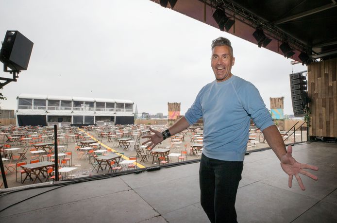 Guido Weijers loopt alvast warm op het terrein van Bij Ons In Breda.