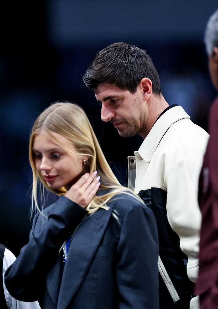 Thibaut Courtois e sua moglie Michelle Gerzig durante la partita NBA tra Dallas Mavericks e Los Angeles Clippers.