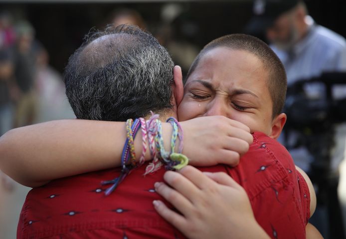 Emma Gonzalez, het meisje dat een stevige speech gaf tegen Donald Trump en de wapenlobby, huilt uit bij haar vader.