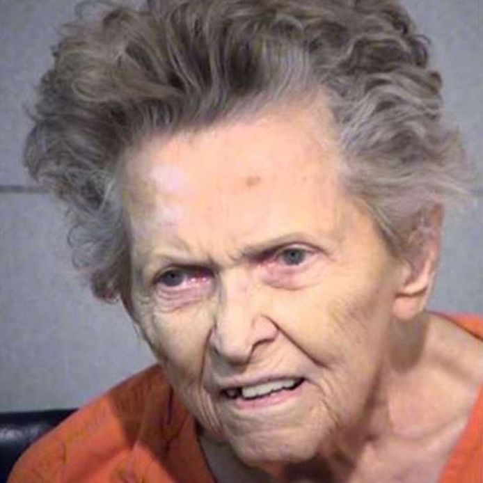 Anna Mae Blessing verstopte twee pistolen in haar badjas, voor ze haar 72-jarige zoon doodschoot.