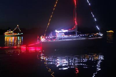 Na vier jaar weer Maas in vlammen; parade verlichte boten bij Heerewaarden