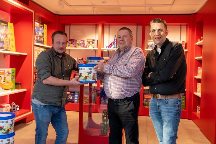 Herwig Kempenaers en Jan Hadermann van Clics overhandigen speelgoedpakketten aan Stichting De Kleine Strijders.