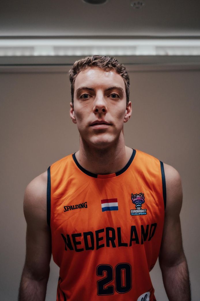 Helmondse basketballer Luuk van Bree in het shirt van het Nederlandse basketbalteam