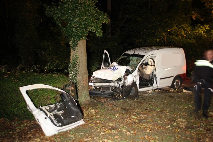 Een auto knalde vanochtend tegen een boom in het Gelderse Laren.
