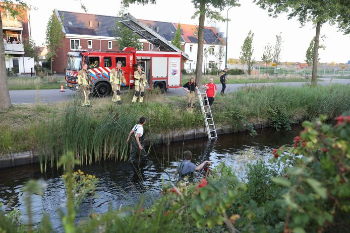 Brandweer vist auto-onderdelen uit het water in Bunschoten.