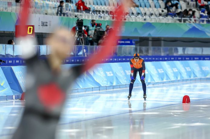 Zijn Canadese tegenstander pakt een plak, maar Kai Verbij wordt laatste op de 1000 meter bij de Olympische Winterspelen in Peking omdat hij in de slotronde op de kruising netjes inhoudt.