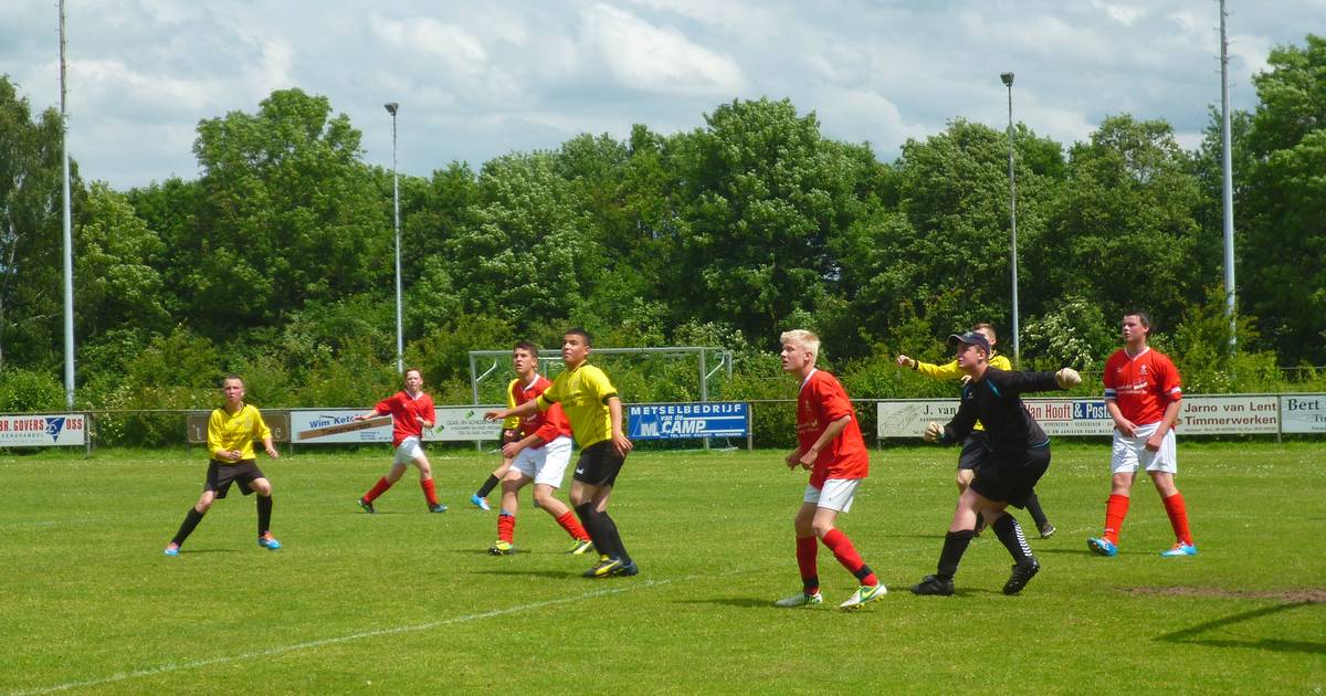 Macharen beleeft allerlaatste potje voetbal op ‘De Hulleheuf’