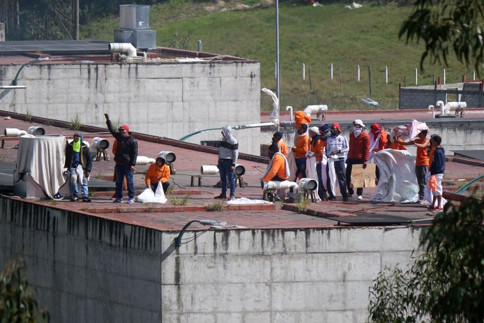 Gevangenen staan op het dak van de El Turi-gevangenis in Cuenca, Ecuador.