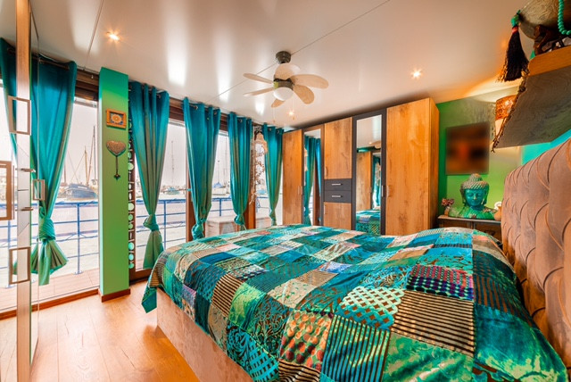 De slaapkamer op de houseboat.