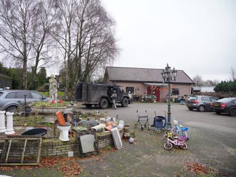 Politie valt binnen met grof geschut: pantserwagen op erf bij grote inval in Lunteren