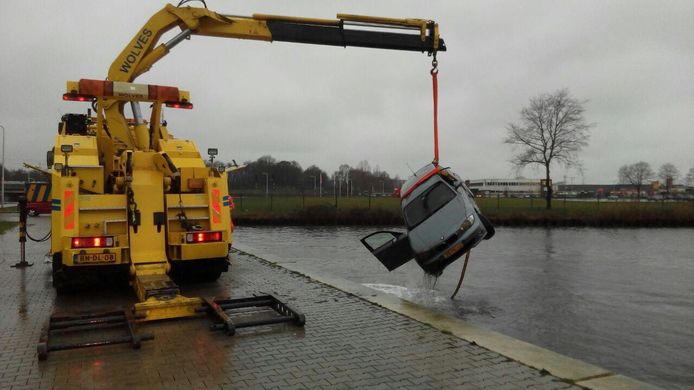 De BMW wordt uit het water getild. Foto: GinoPress