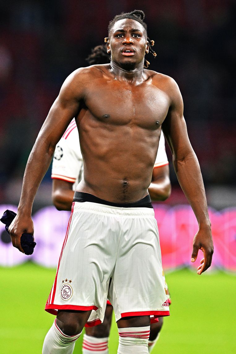 Ottobre 2022. Calvin Bassi cammina a torso nudo dopo la sconfitta dell'Ajax in Champions League contro il Liverpool.  Foto di Guus Dubbelman / de Volkskrant