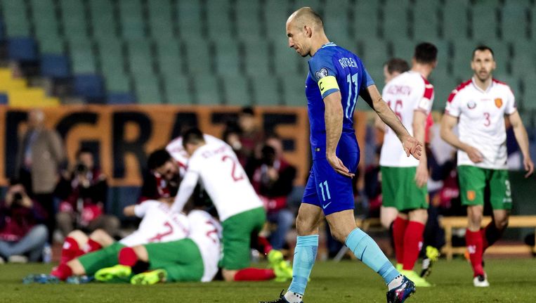 Bulgarije viert de 2-0, aanvoerder Arjen Robben is aangeslagen. Beeld anp