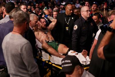 Niet voor gevoelige kijkers: pijnlijke aftocht Conor McGregor na beenbreuk in eerste ronde van prestigieuze kamp