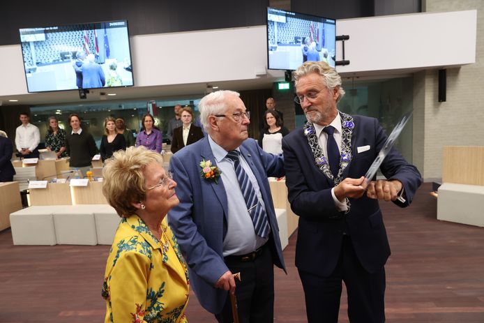 Burgemeester John Jorritsma overhandigt het ereteken aan politicus Dré Rennenberg die daarmee ereburger van Eindhoven is geworden