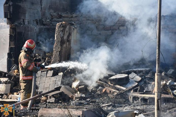 Een brandweerman blust de overblijfselen van een gebouw na een Russisch bombardement in Zatoka, nabij Odesa.