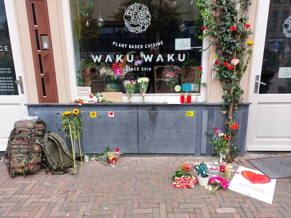 Bloemen en kaarsen bij Waku Waku