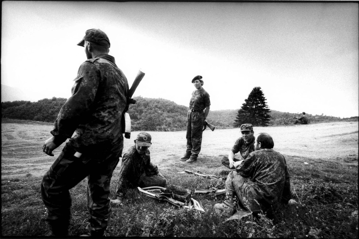 Het bevrijdingsleger UCK in de bergen van Kosovo, tijdens de oorlog van 1999. Vrouwen waren geen uitzondering bij deze troepen. Beeld EDDY van WESSEL