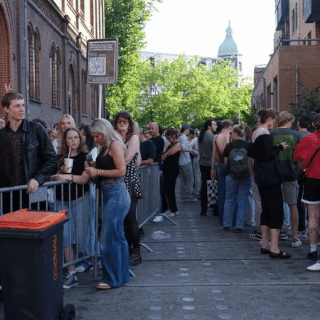 Waarvoor staan deze Amsterdammers in de rij? ‘Het voelt als een chaotisch familie-evenement’