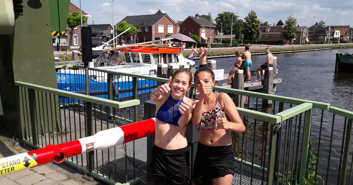 Brugwachter in Daarlerveen voelt zich met zoveel kanaalzwemmers soms meer badmeester dan brugwachter
