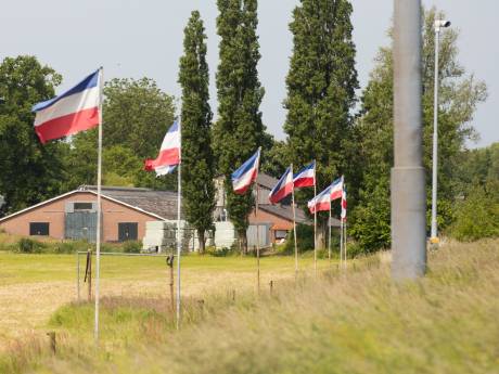Baarnse boer hoeft omgekeerde vlaggen niet weg te halen van rechter: ‘Boodschap voor alle boeren’
