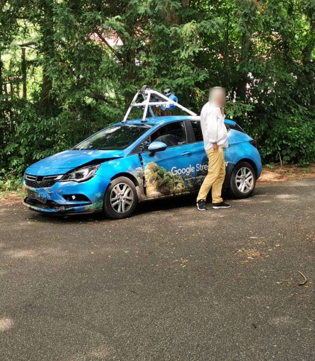Auto van Google Street View botst tegen andere auto in Wageningen