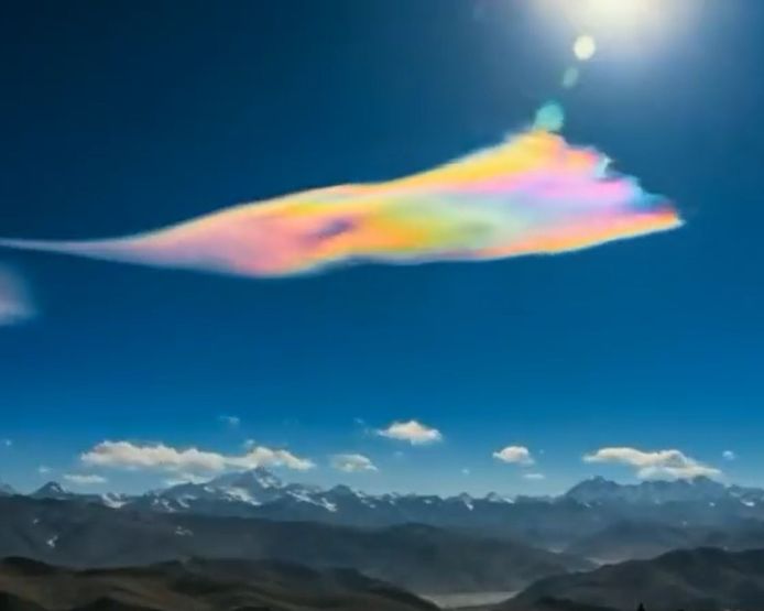 Un spectaculaire nuage arc-en-ciel dans le ciel tibétain | Sciences ...