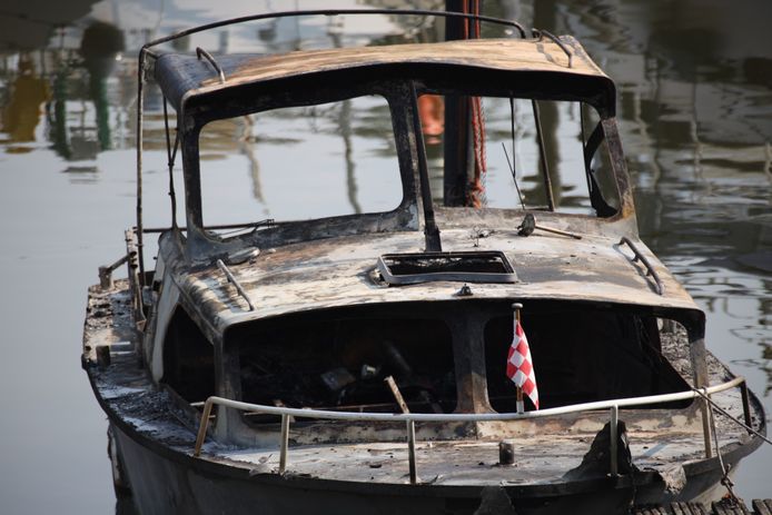 Explosie op een boot in Waalwijk