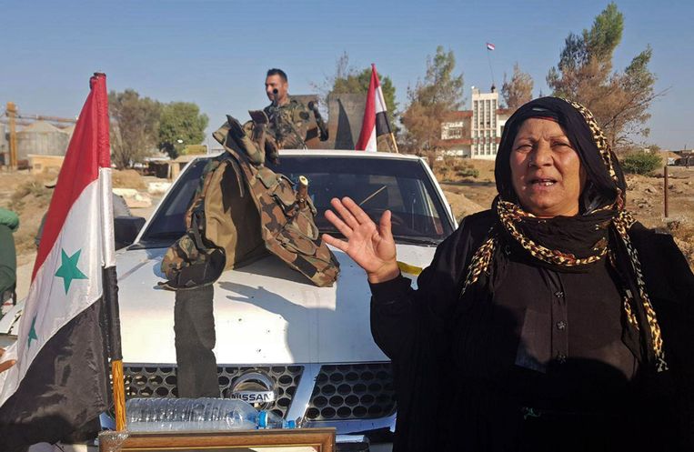 Op een foto verspreid door het Syrische staatspersbureau is te zien hoe het troepen van het regime welkom worden geheten in Tal Tamr, een plaatsje in het noordoosten van het land.  Beeld AFP