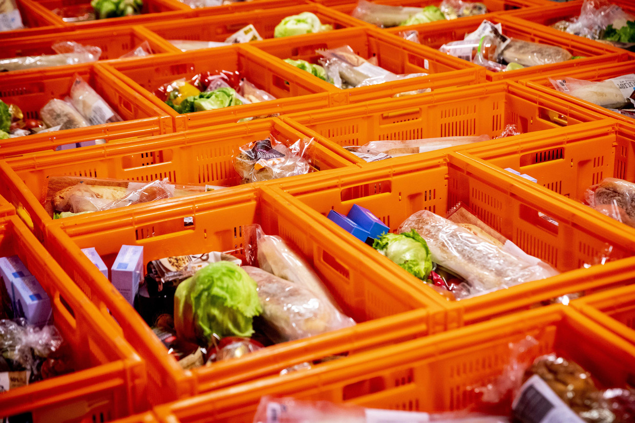Volle voedselpakketten in het distributiecentrum van de Voedselbank. Veel mensen die wel recht hebben op een uitkering, maken er geen gebruik van. “Juist dat leidt ertoe dat mensen voorzieningen als de Voedselbank nodig hebben om te overleven en in de schulden komen.” Beeld ANP
