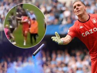 Aston Villa-doelman krijgt enkele rake klappen tijdens pitch invasion van City-fans 