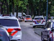 Rijenaar ernstig gewond door meerdere schotwonden, dader vlucht op blote voeten het bos in