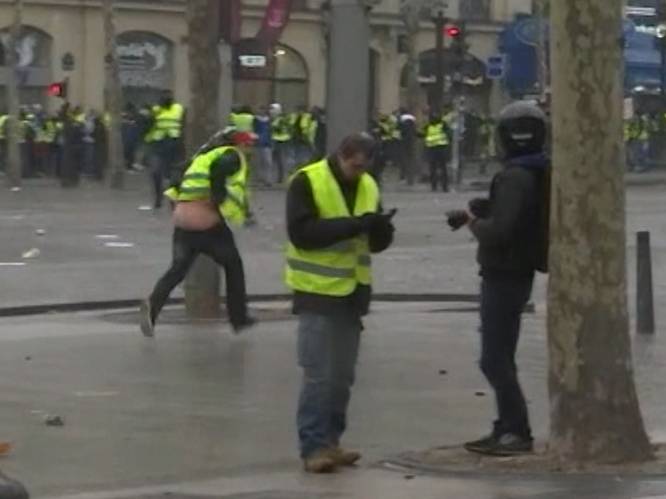 VIDEO. Al lopend broek afsteken loopt pijnlijk af voor geel hesje in Parijs