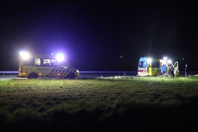 Vijf inzittenden raakten lichtgewond en zijn nagekeken door ambulancepersoneel. De bestuurder was mogelijk onder invloed en is meegenomen naar het politiebureau.
