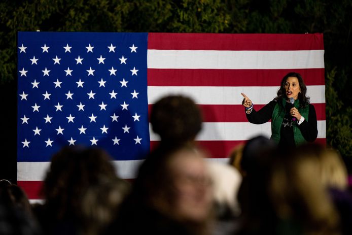 De Democratische gouverneur van Michigan Gretchen Whitmer spreekt tijdens een campagnerally in East Lansing, Michigan.