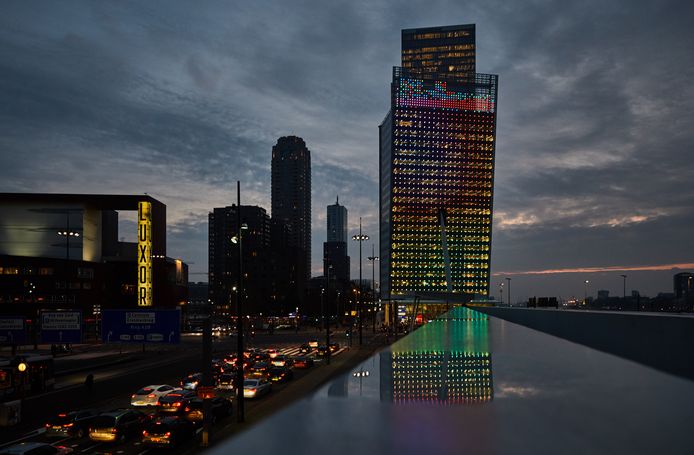 Lichtjes op de gevel van de verbouwde KPN-toren aan het Wilhelminaplein.