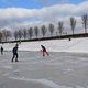 Eerste schaatsers in Westerpark: ‘Dit is echt hartstikke leuk’