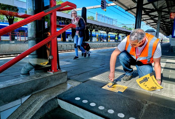 Op het station in Dordrecht worden reizigers geattendeerd op de 1,5 metermaatregelen.