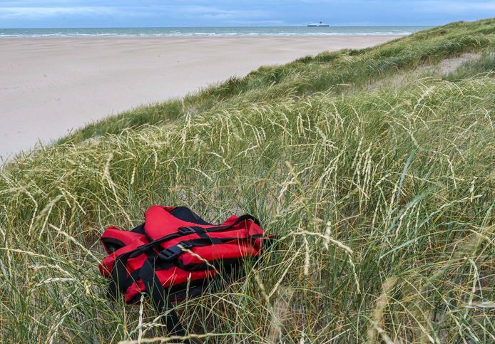 Een reddingsvest ligt in de duinen bij Gravelines, Frankrijk.