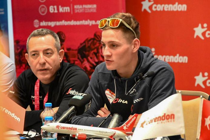 Mathieu van der Poel staat de pers te woord in Antalya.