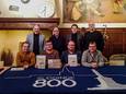 Het comité '800 jaar Sleidinge' en burgemeester Joeri De Maertelaere.