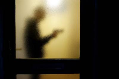 ‘Huisvriend’ ontkent jarenlang uitbuiten verstandelijk beperkt stel, OM overweegt tbs